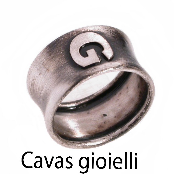 Anello a fascia in stile vintage con lettera alfabetico. 