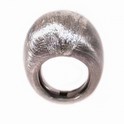 grande anello in argento satinato di forma sferica