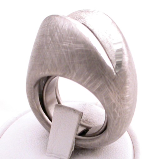 anello frande forma geometrica in argento satinato