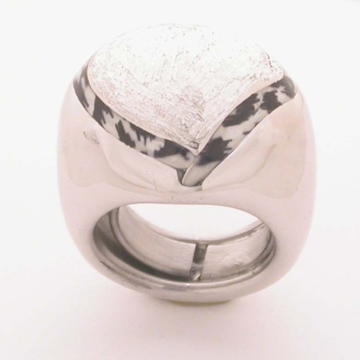 Grande anello a forma di cuore con smalti in argento rodiato